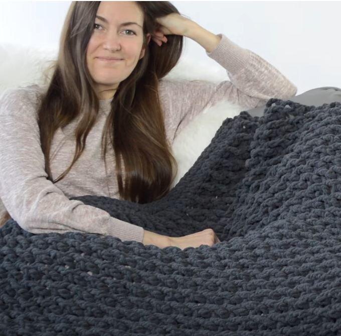    Плед крючком из плюшевой пряжи от канала "The Ginger Love   
"Источник: Кадр из видео