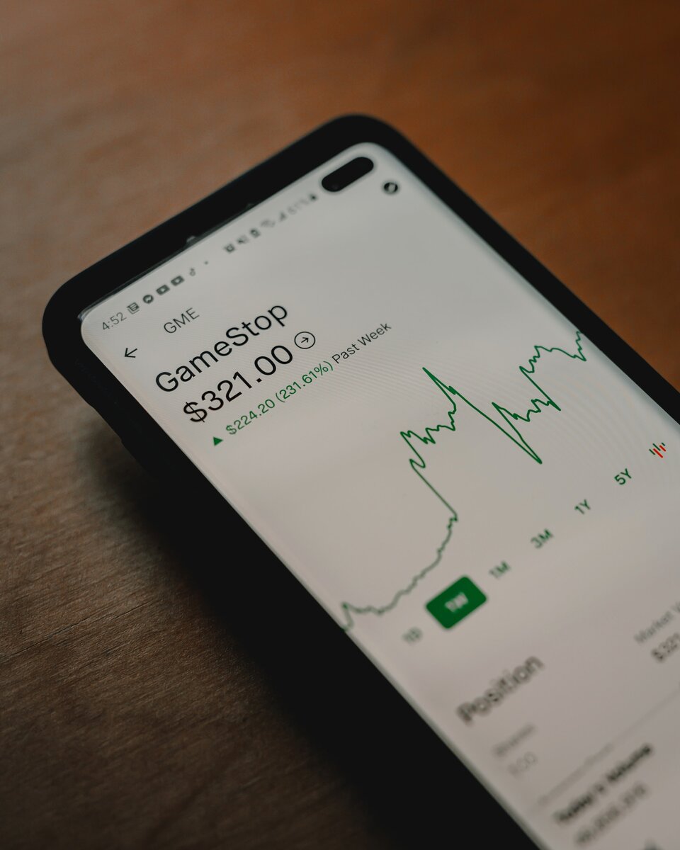 Печально известная мемная акция GameStop. Источник фото: https://unsplash.com/photos/3IFYE6UHFBo