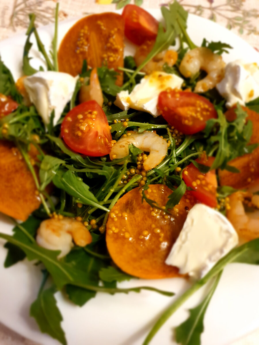 В этом вкуснейшем салатике столько оранжево-красных ингредиентов - как раз, чтобы запастись витаминами на всю зиму😉