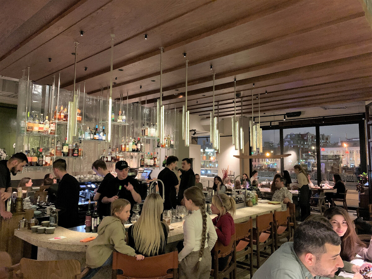 Интерьер ресторана Folk (барная зона по центру)