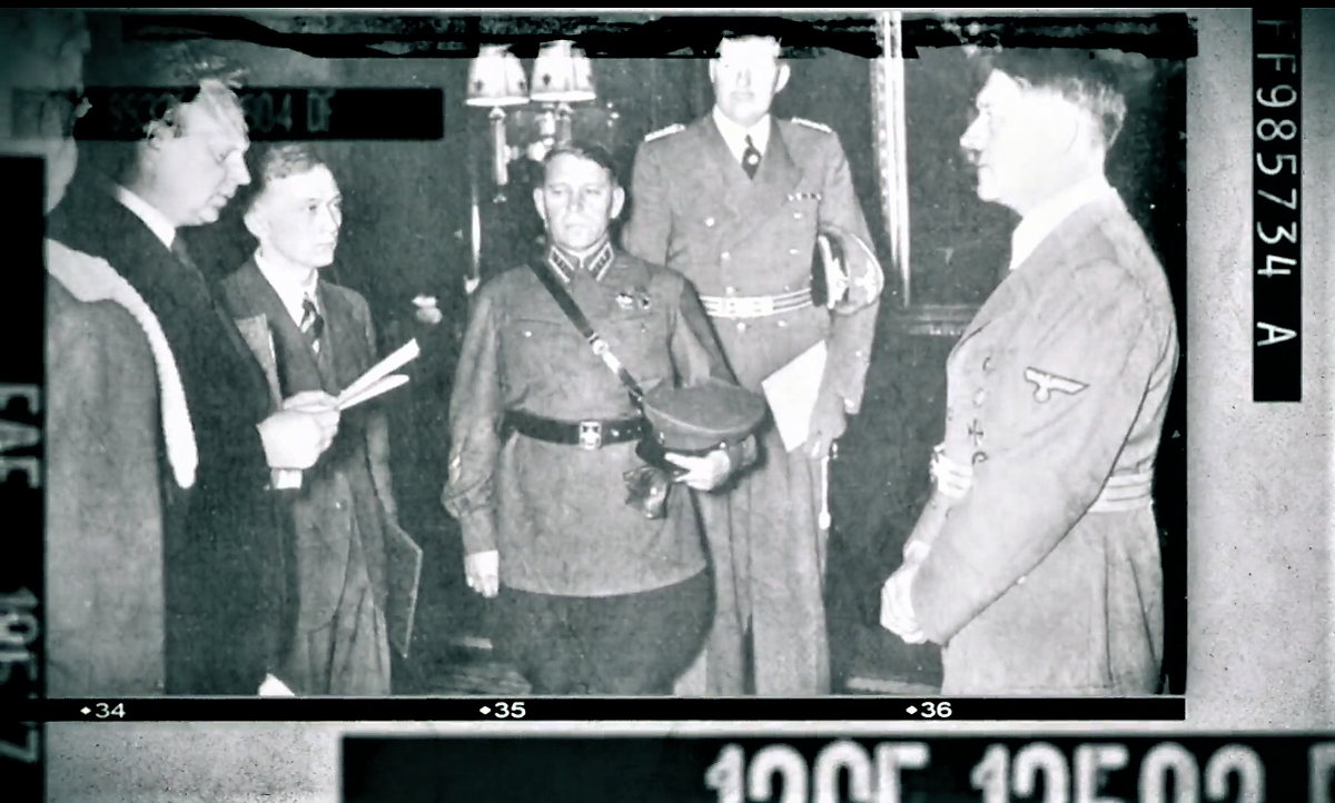 Полпред СССР в Германии Алексей Шкварцев вручает Гитлеру верительную грамоту