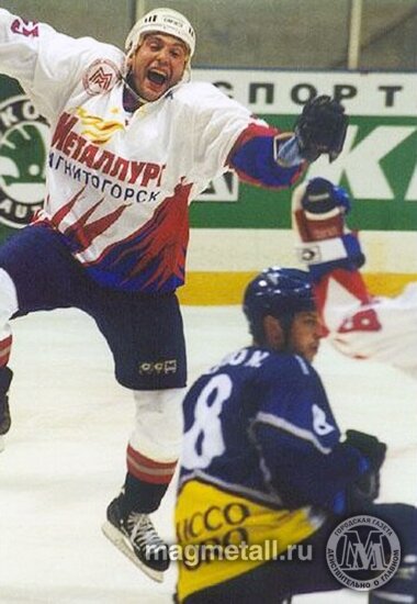 На фото: только что Алексей Трощинский забросил золотую шайбу.