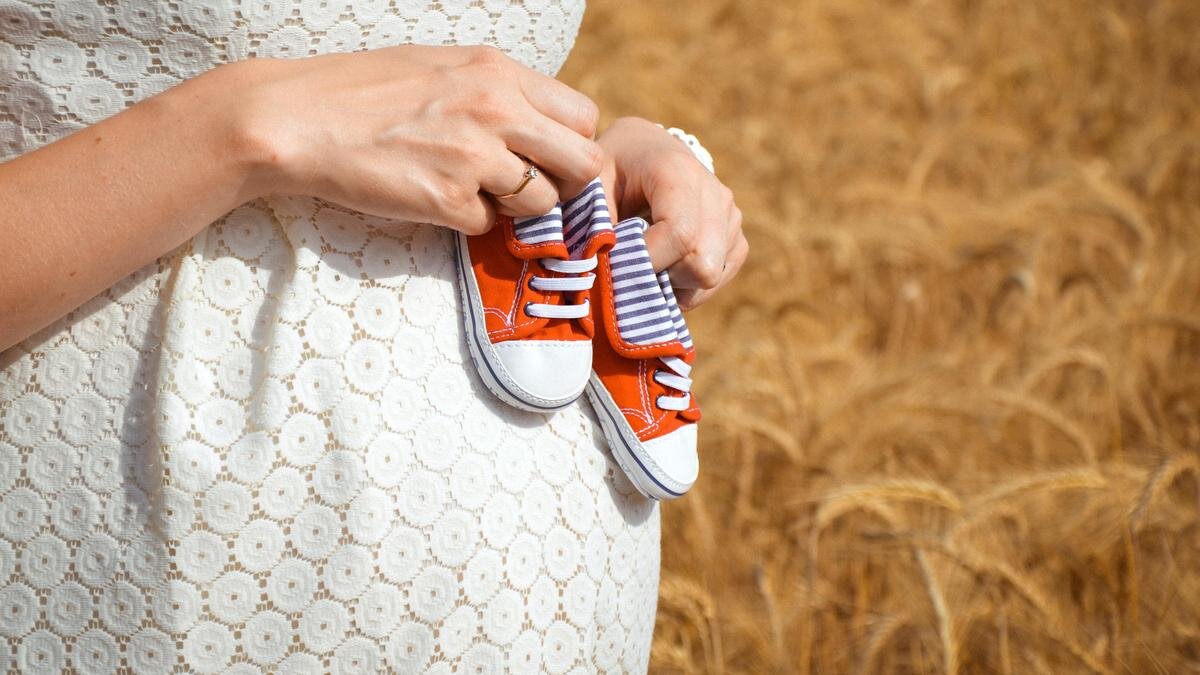    Беременная женщина в белом платье:Unsplash / Sylwia Bartyzel