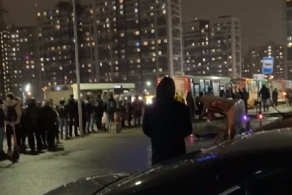     В комментариях в соцсетях местные советуют друг другу идти до метро пешком.