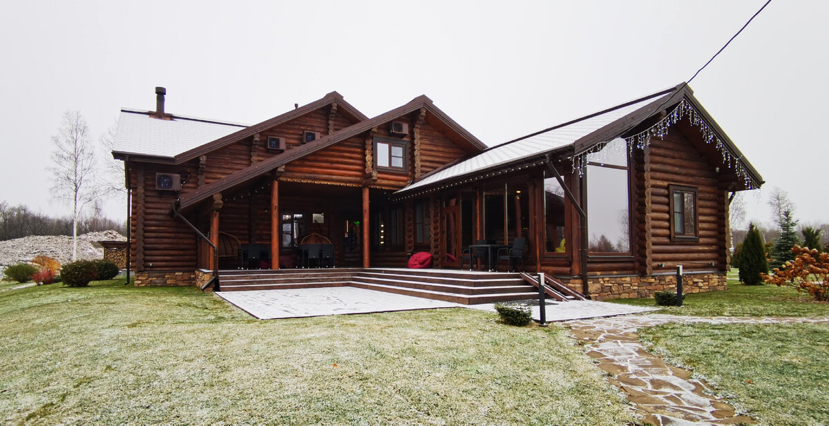 Здание отеля, вид от воды