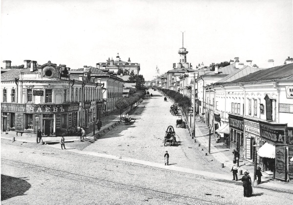 Есть в Басманном районе легендарная площадь Разгуляй. Располагается она на исторической Покровской дороге (участке Владимирского тракта). Площадь эта до сих пор не имеет юридического адреса: все номера домов идут по Доброслободской улице или по Спартаковской.
Составитель четырёхтомного издания «Москва, или Исторический путеводитель по знаменитой столице государства Российского» (1831 год) И.Г. Гурьянов писал: «Это небольшая трехугольная площадка, на которую сходятся улицы Старая и Новая Басманная. Здесь трактир, ресторация, питейный дом и несколько лавочек. 
Считается, что появилась площадь в конце семнадцатого столетия и свое «народное» название получила от существовавшего некогда в этом месте кабака. «Перед городом есть у них общедоступное кружало, славящееся попойками, и не всегда благородными; однако со свойственными московитянам удовольствиями. У них принято отводить место бражничанью не в самой Москве или предместье, а на поле, дабы не у всех были на виду безобразия и ругань пьянчуг…» — писал, прибывший в 1678 году в Москву с польским посольством путешественник Таннер. До наших дней здание кабака не дожило. Сейчас на этом месте находится дом № 38 по Старой Басманной улице. Новая Басманная улица. Вид от площади Разгуляй, Москва, Фото Шерер 1888 год.
