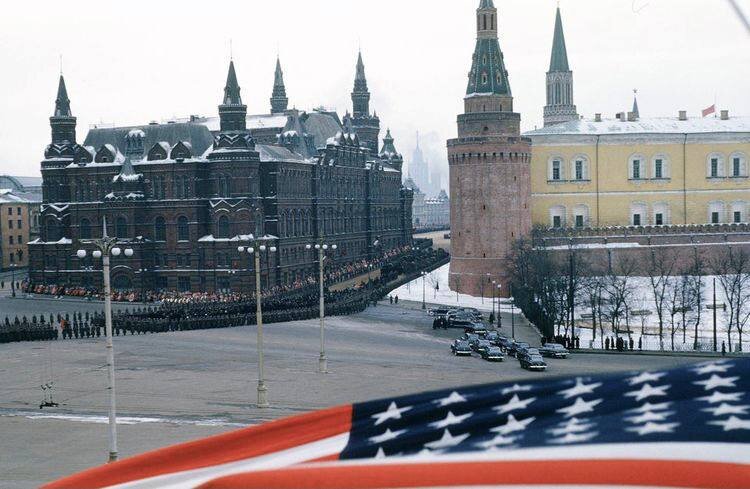 Снимок с похорон Сталина, сделанный из окна посольства США в СССР. 1953 год