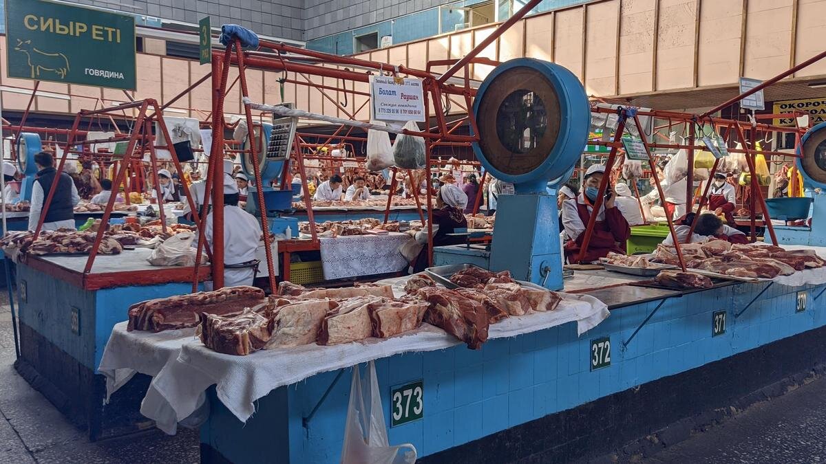    мясо лежит на прилавке на базаре:NUR.KZ/Петр Карандашов