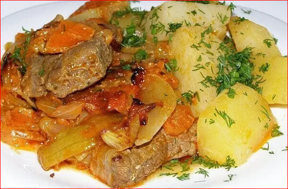 Жаркое из свинины и картошки в сковороде