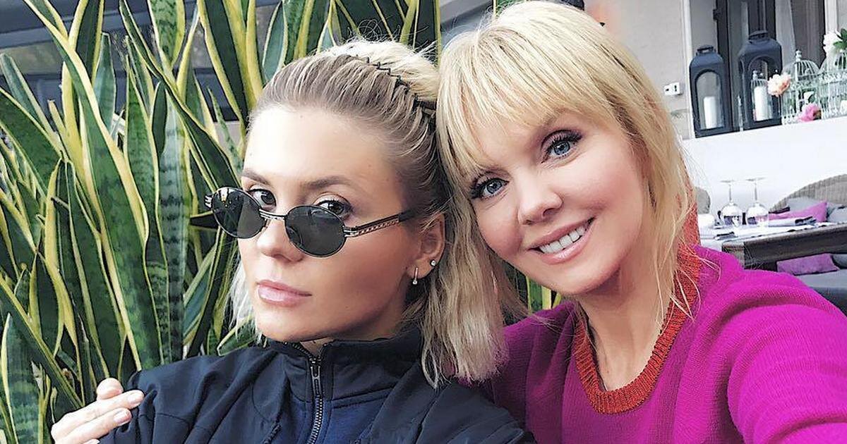 Певица шена дочь валерии отзывы. Дуэт мама. Дочь валерии шена чем занимается сейчас фото. Валерии дочь поет песню. Мама и дочь поют.