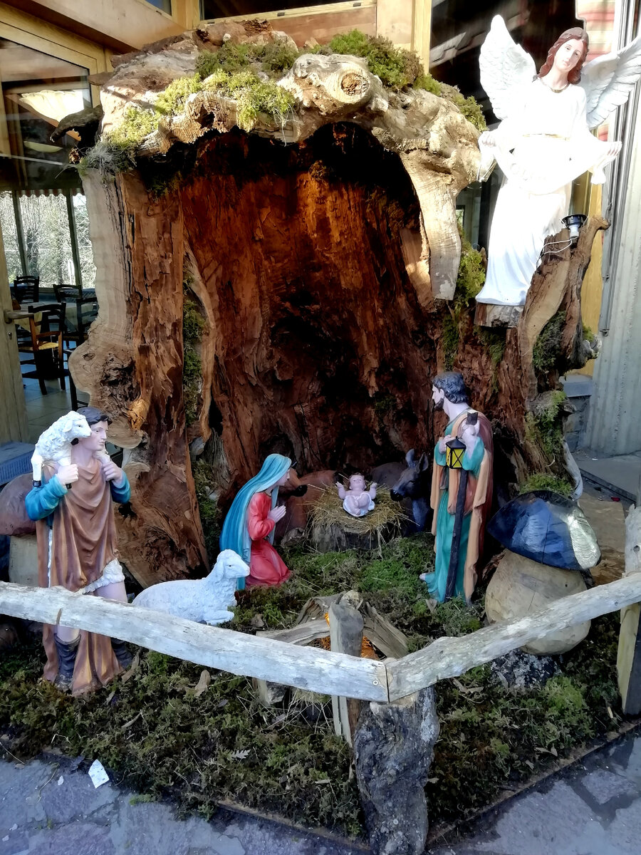 Презепе перед домом в городке Консума, провинции Ареццо 