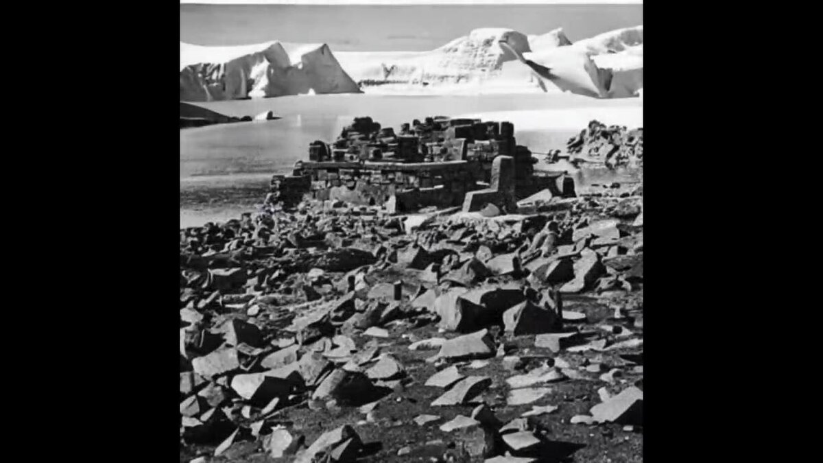 Известный полярный исследователь, один из первооткрывателей Южного полюса, капитан королевского флота Великобритании Роберт Фолкон Скотт по праву считается легендарным покорителем Антарктиды в начале-9