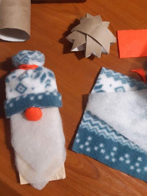 Немного синтепона, фетра и фланелевой ткани, а также клеевой пистолет - всё, что необходимо для изготовления новогоднего гномика. 
