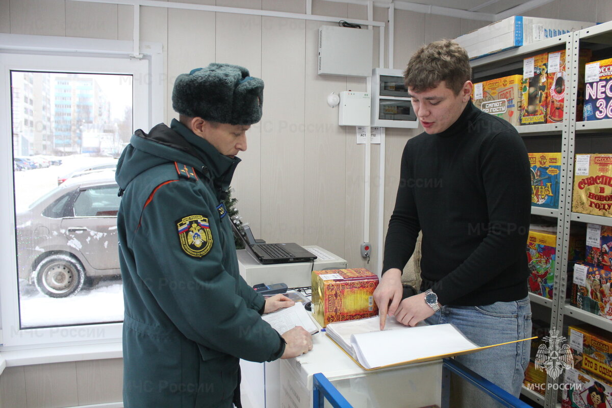 В рамках подготовки к безопасному проведению Новогодних праздников сотрудники МЧС России проводят профилактические визиты в местах реализации пиротехнической продукции.