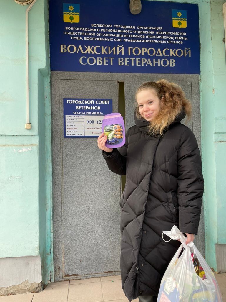 Открытки от школы № 12📷     В Волжском школьники передали одиноким ветеранам более 300 открыток
