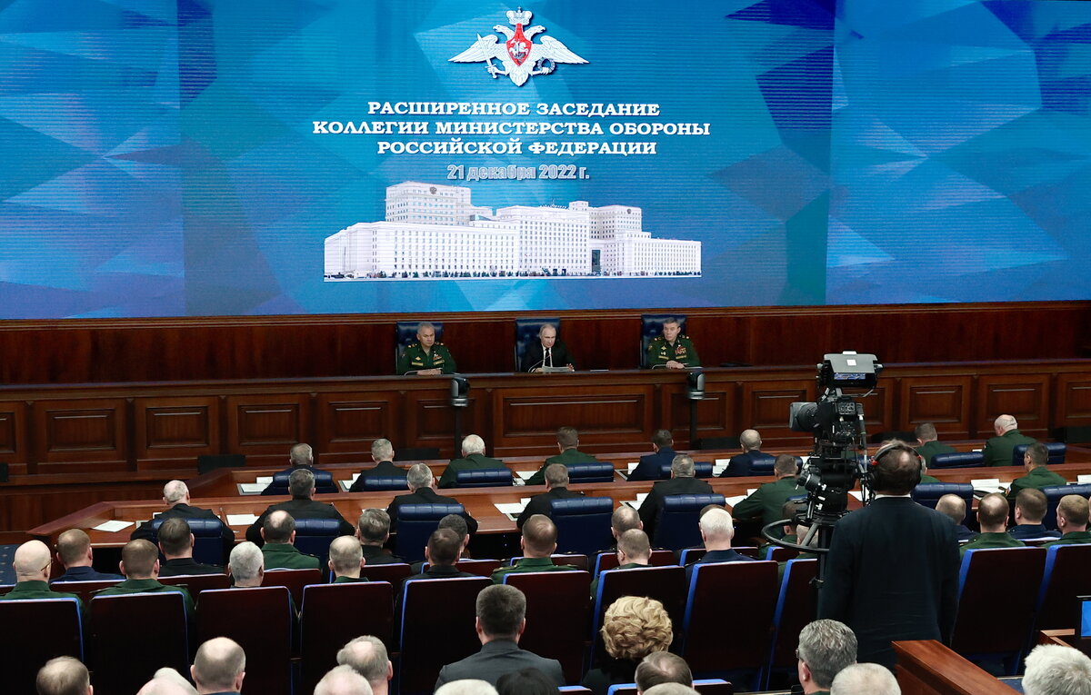    Министр обороны РФ Сергей Шойгу, президент РФ Владимир Путин и начальник Генерального штаба Вооруженных сил РФ Валерий Герасимов   Сергей Фадеичев/ТАСС