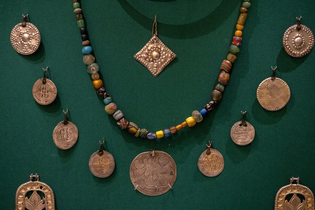 Круглые подвески. Серебро, бронза. Ковка, чеканка, гравировка, горячее золочение. Фото: Олег Золото / MR7