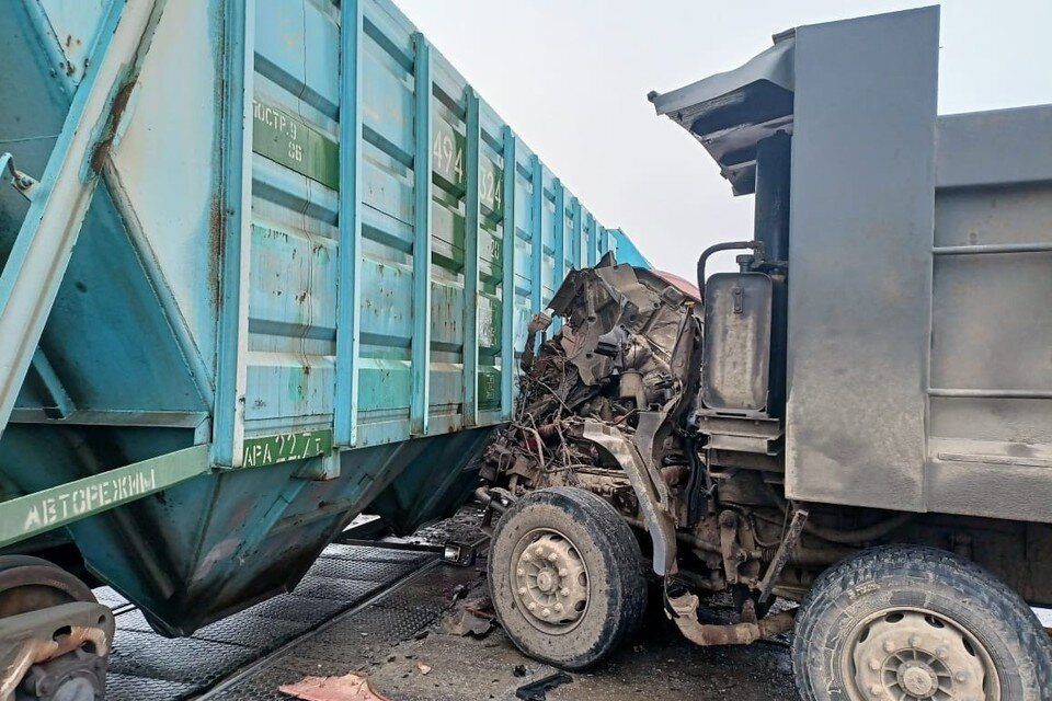     Под Липецком поезд протаранил грузовик  Пресс-служба УМВД Липецкой области.