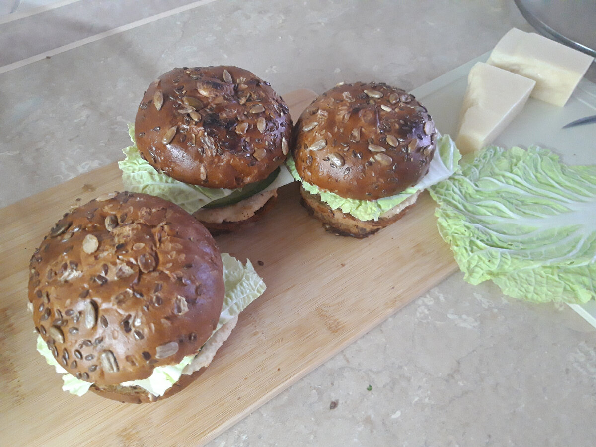 🍔 И ещё один пример: мои домашние бургеры. С куриной котлетой и твёрдым сыром — улетают со стола, не успеваю готовить новые! Особенно вкусны с чуть подсушенными в тостере злаковыми булочками, как на моём фото.