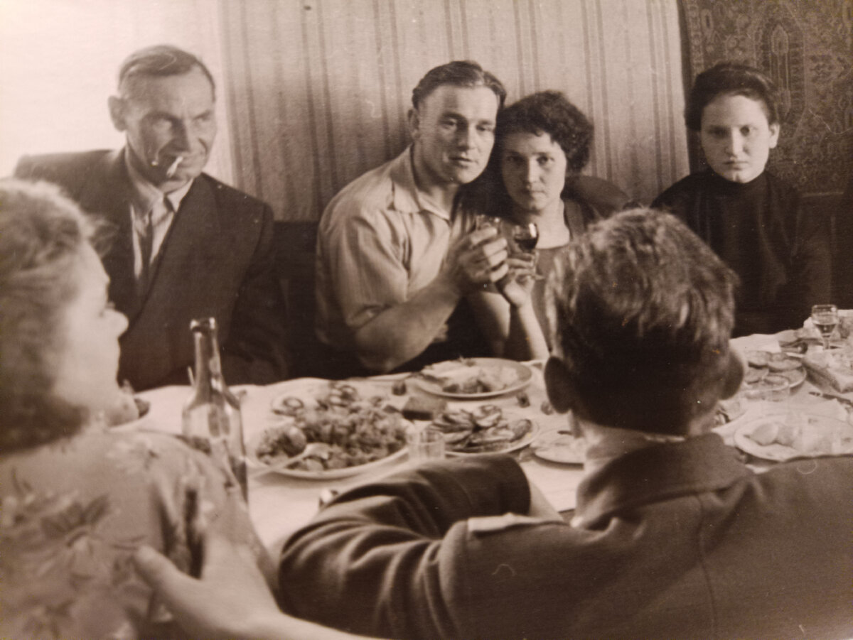 Слева от родителей сидит дед Африкан, а справа мамина сестра Римма