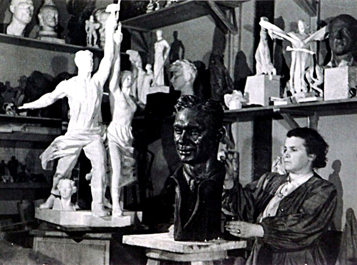 Вера Мухина за работой.