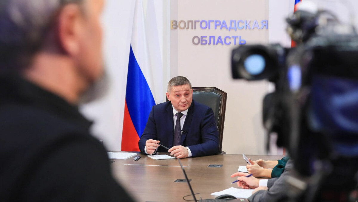     Губернатор Волгоградской области Андрей Бочаров в ходе прямой линии заявил, что в регионе удалось создать устойчивую модель экономики. Этому способствовала поддержка предприятий, на которую было направлено 10 млрд рублей.