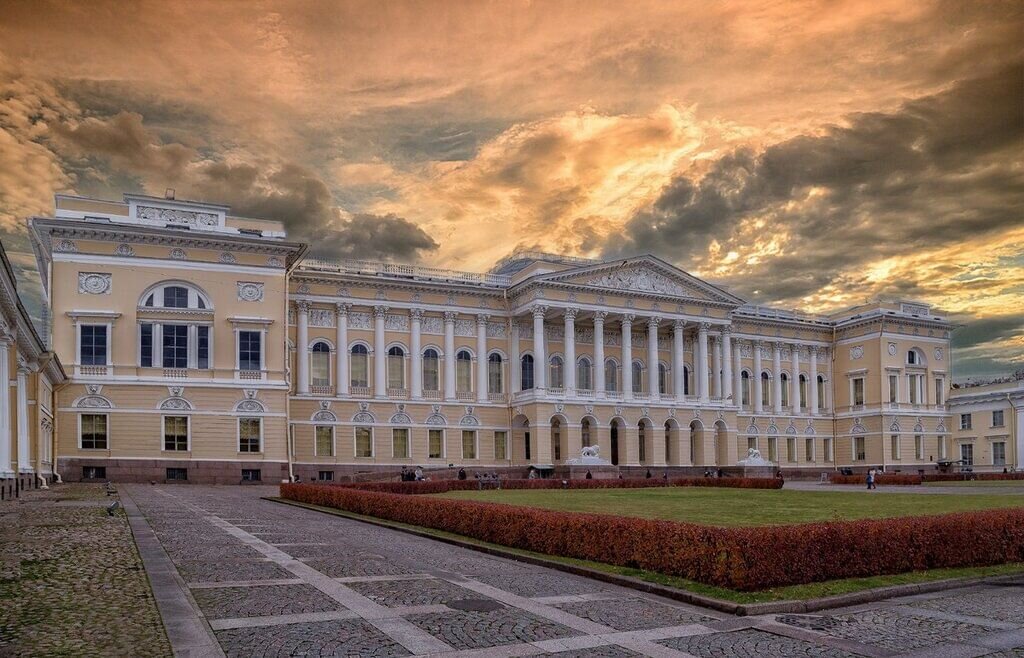 Санкт-Петербург знаменит своей архитектурой. Достопримечательности, памятники истории и интересные места – важная часть городского пространства.