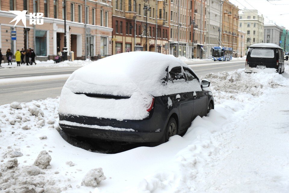     Жаловаться на заваленные сугробами машиноместа нужно в комитет по благоустройству. Это он отвечает за чистоту дорог и тротуаров. Юлия ПЫХАЛОВА