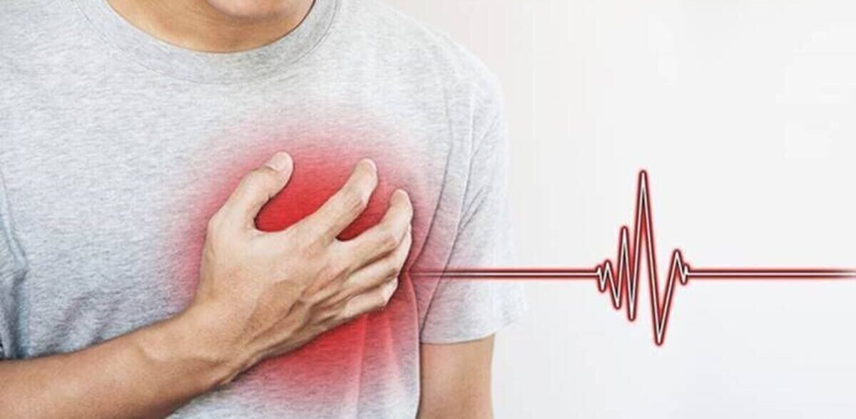 Если у вас внезапно возникнет сильная боль в груди, переходящая в шею-левую руку, то не принимайте боль в груди за приступ гастрита