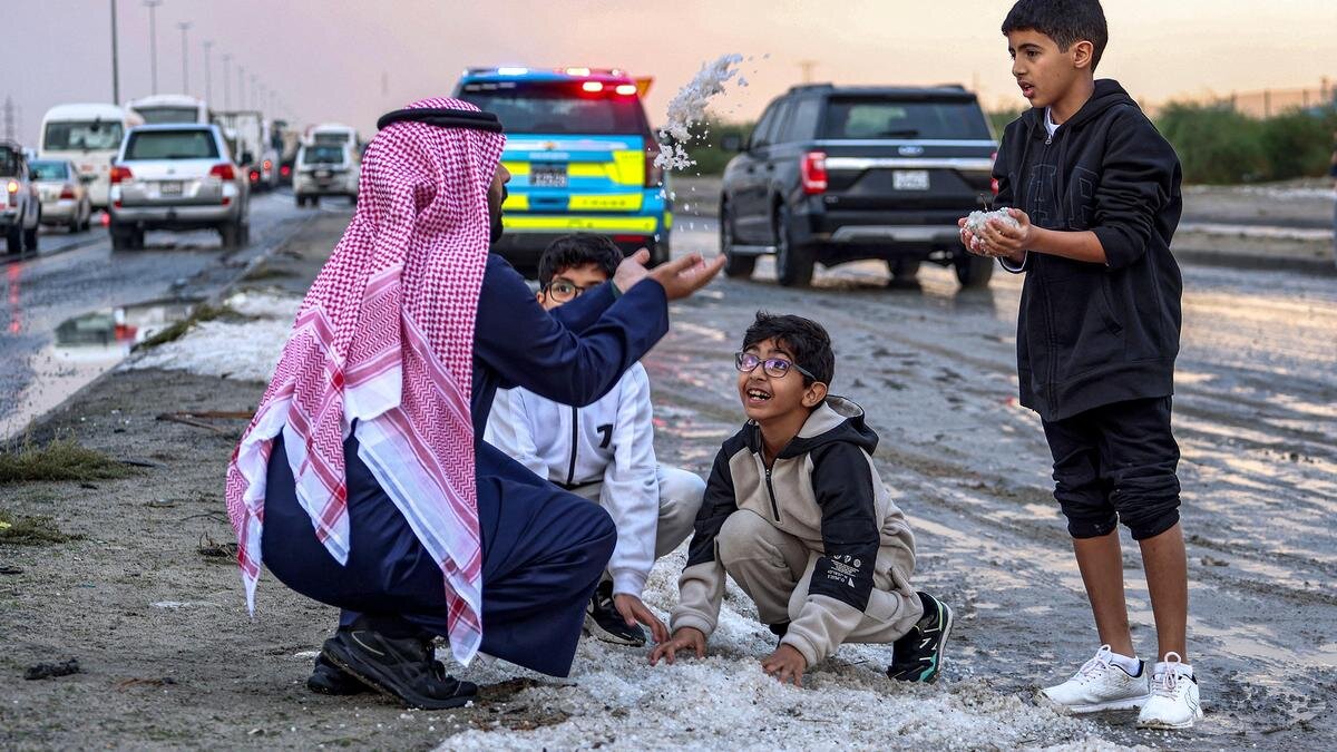   Жители Кувейта радуются снегу:Yasser Al-Zayyat / AFP / Getty Images