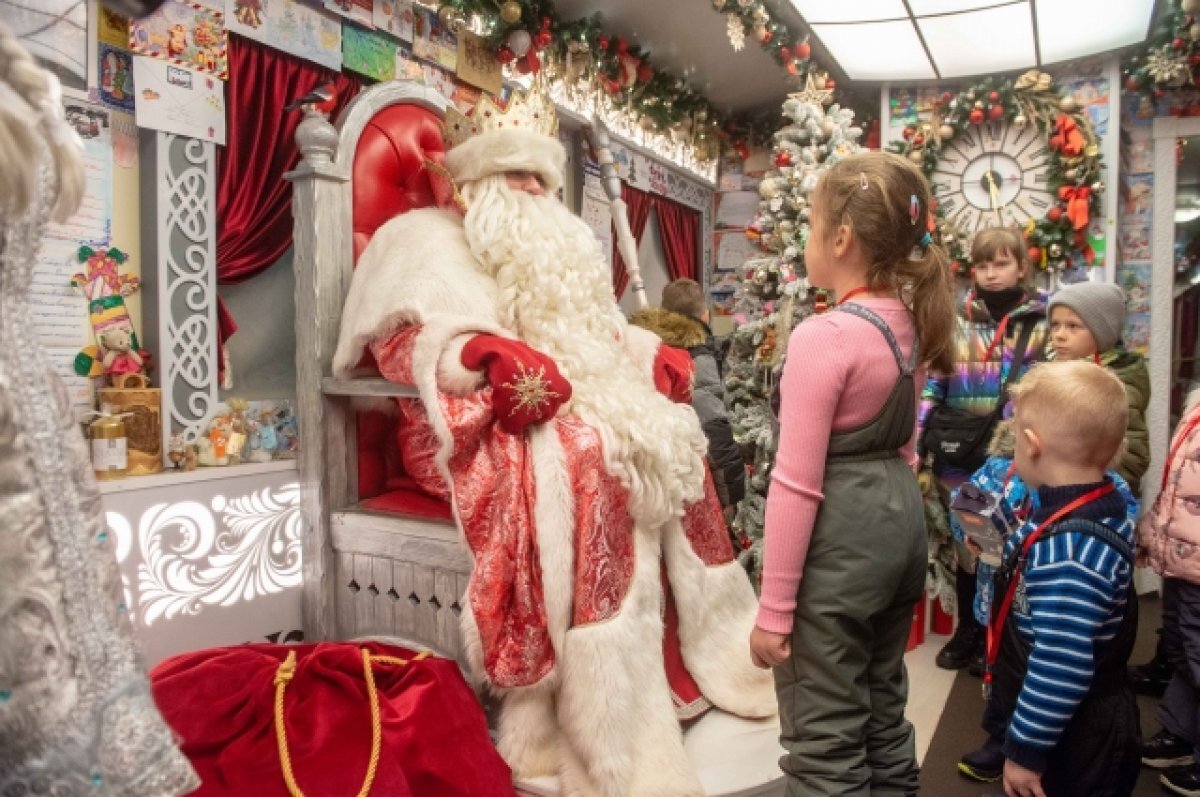    Он не настоящий! Во сколько ребёнку можно сказать, что Деда Мороза нет?