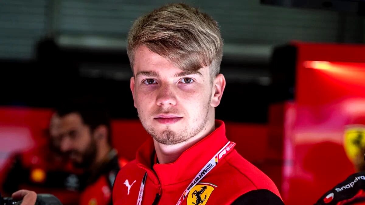 Роберт Шварцман в форме Ferrari