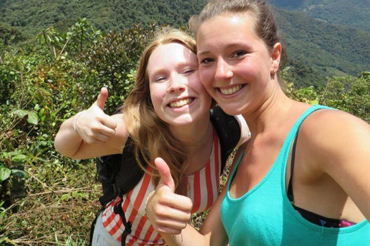 Две девушки в лесу заблудились. Заблудились две девушки. Две девушки в лесу заблудились. Заблудились две девушки. Две девушки выживают в лесу.