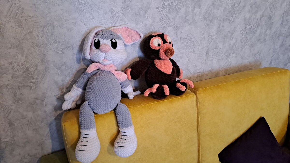 Старшая сестра вяжет