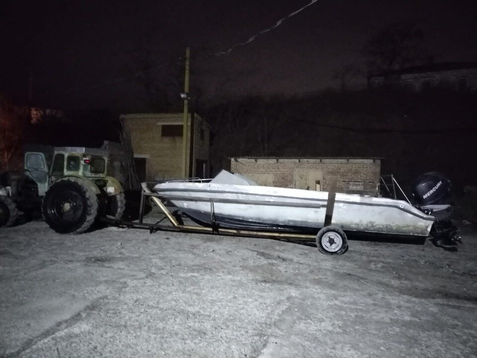     У задержанного изъяли улов, лодку и трактор с прицепом. Фото: ПУ ФСБ по Ростовской области