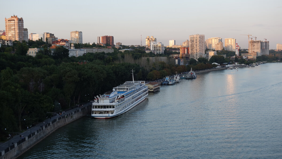 Вид на Ростов-на-Дону и реку Дон с Ворошиловского моста.