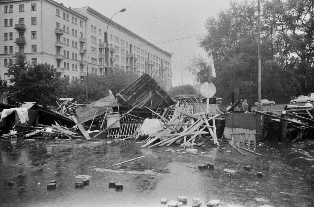 Баррикада у Рочдельской улицы. 20 августа 1991 года. Источник: сайт www.pastvu.com