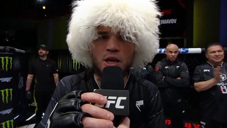    Умар Нурмагомедов после победы над Раони Барселосом.Скриншот трансляции турнира UFC Fight Night 217