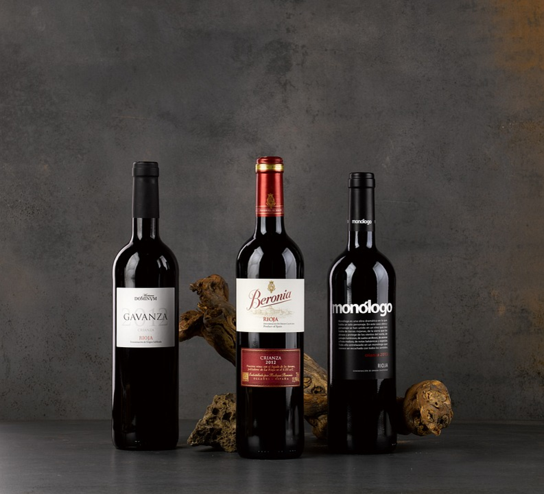 Испанские вина отчасти занимают промежуточное положение между яркими фруктовыми стилями Нового Света и тонкими элегантными Старого
