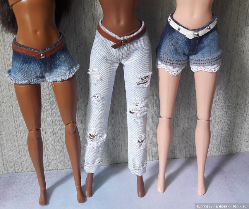 Шорты для куклы. Джинсы для куклы. Кукла Барби в шортах. Джинсовые шорты для Барби. Барби в джинсах.
