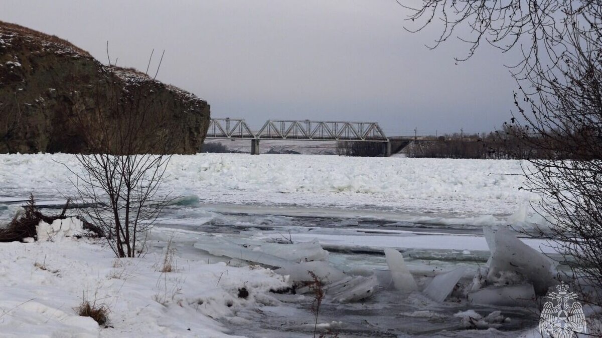     По информации хакасского Гидрометцентра в районе села Подсинее уровень воды может достичь опасной метки. Это приведет к затоплению дачных участков.