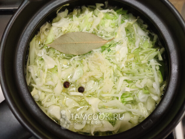 Суп солянка из говяжьих ребер, квашеной капусты и солеными огурцами