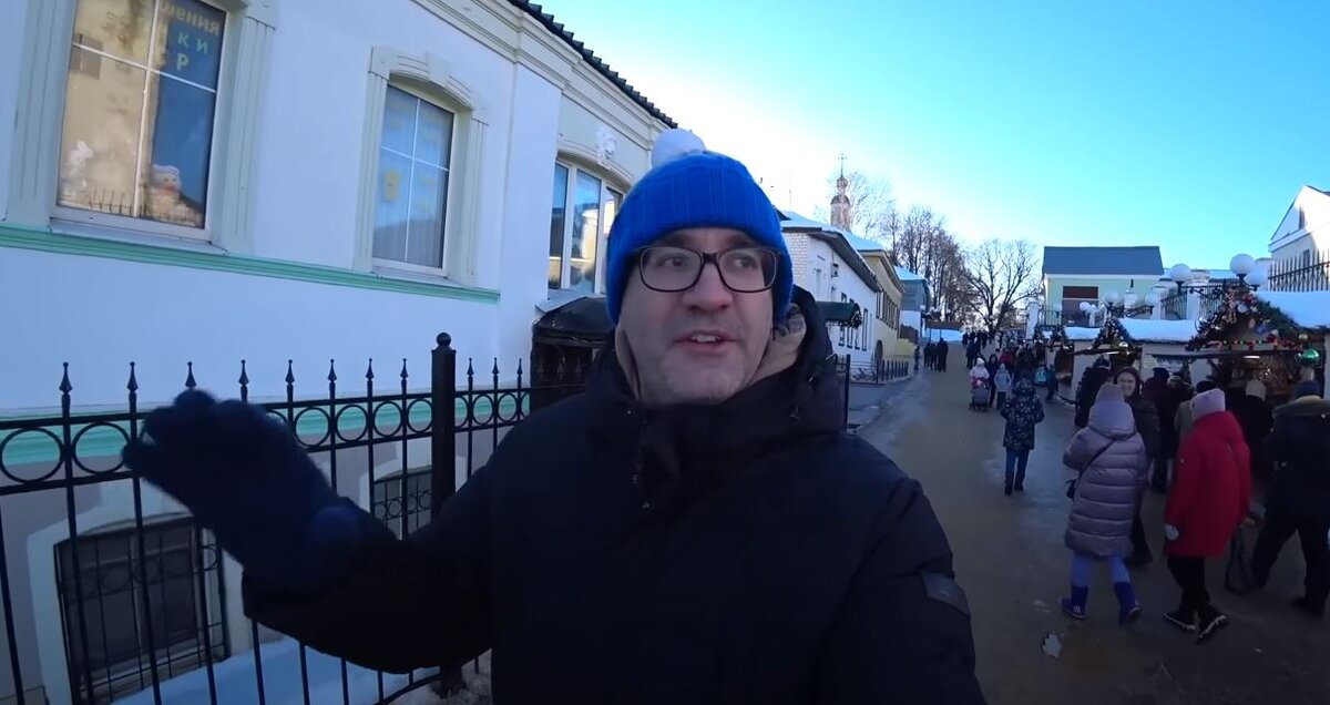 На глаза попалось видео британца Сэма Хайленда, живущего во Владимире с 2004 года, он занимается маркетингом и открыл волонтерскую школу языка в 2012 г.