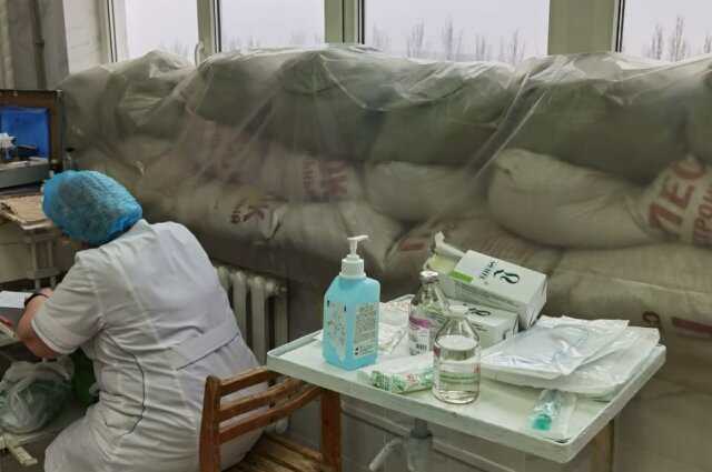    Окна заложены мешками с песком - способ защиты от ударной волны. Фото: фото предоставлено героями публикации