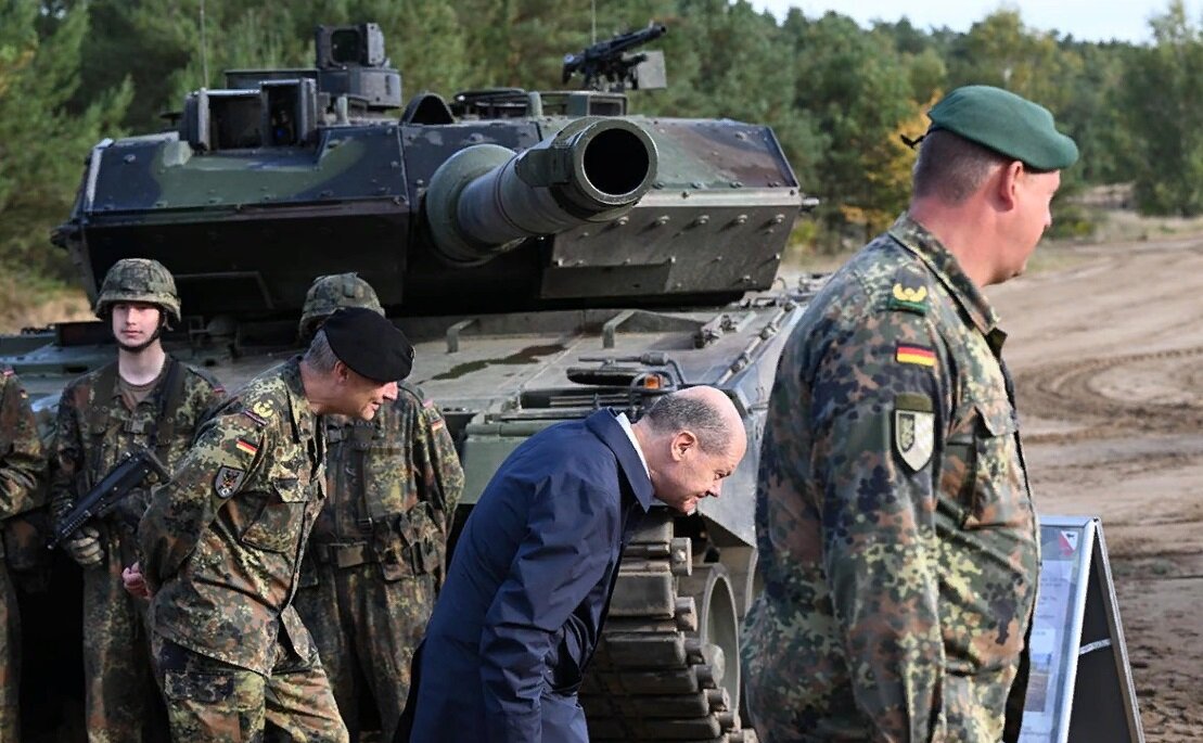 Канцлер Шольц делал вид, что сопротивляется отправке танков Леопард на Украину.