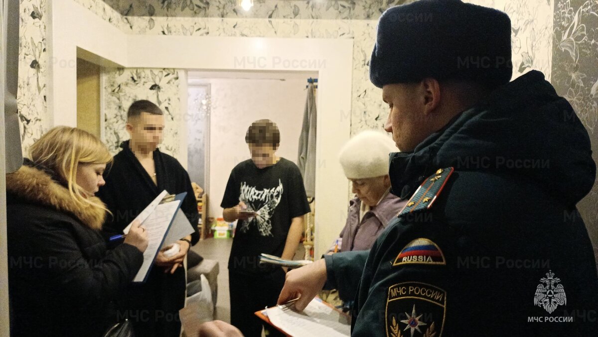 В списке специалистов - квартиры на ул. Фестивальной, Димитрова, Сутырина, 1, 2 и 3 Давыдовские микрорайоны. С хозяевами сотрудники МЧС России по Костромской области провели беседы о необходимости строгого соблюдения правил пожарной безопасности, дали рекомендации по правилам эксплуатации электро- и газового оборудования, вручили памятки с номерами телефонов экстренных служб. 
Специалисты социальной помощи семье и детям проверили условия проживания семей, а также рассказали о мерах поддержки для семей.