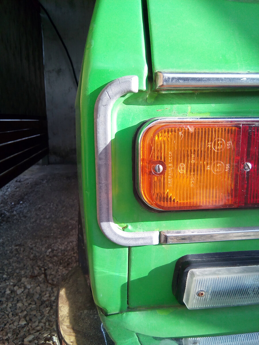 Промежуточный вариант прикрепил после покупки авто. Целая, но без хрома.