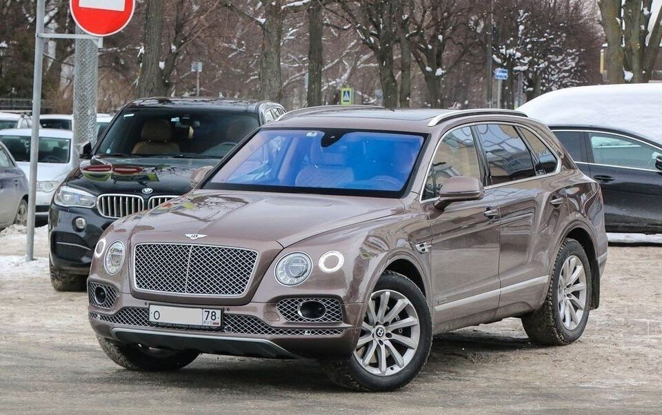     Такая машинка много стоит и быстро ездит. Но пока ее хозяин будет пешеходом.  СОЦСЕТИ