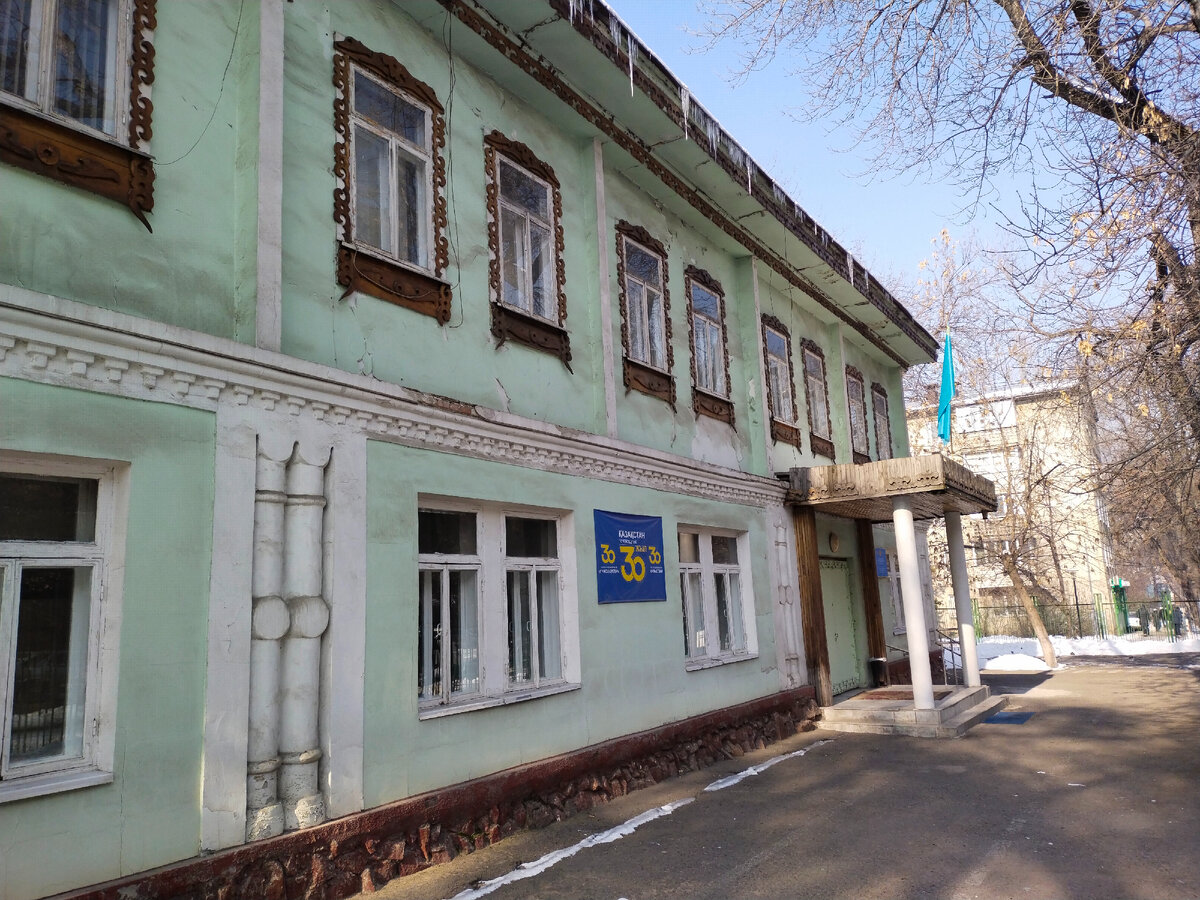 Недавно я делал заметку о доме почётного гражданина города Верного купца Тита Головизина. Дом Радченко не такой нарядный.