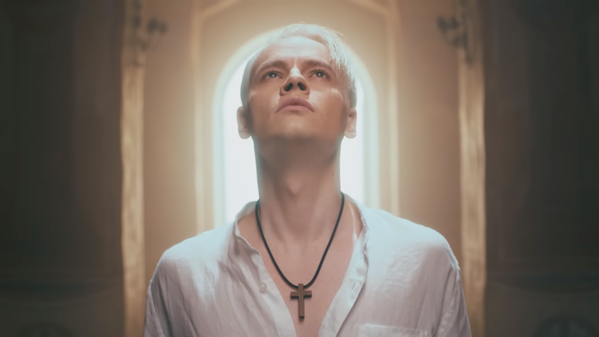 На шее у Ярослава католический крест